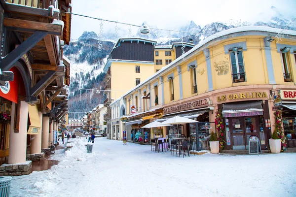 Bar e vista de rua na cidade de Chamonix, Alpes Franceses, França — Fotografia de Stock