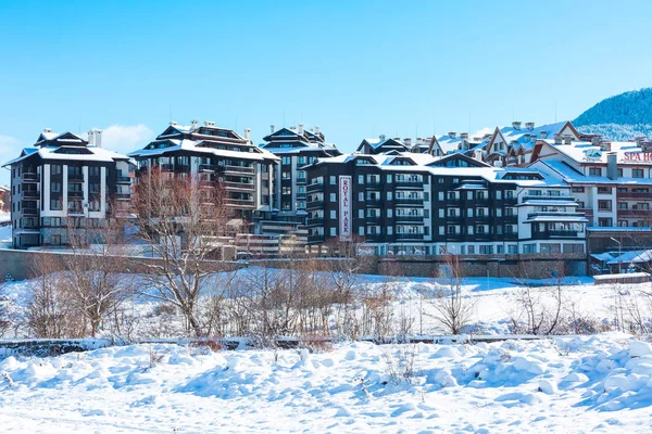 Panorama da casa e das montanhas de neve na estância de esqui búlgara Bansko — Fotografia de Stock