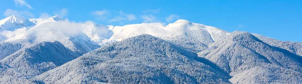 Montagne cime e cielo blu con sfondo nuvole — Foto Stock
