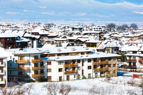 Casas com telhados de neve panorama na estância de esqui búlgara Bansko — Fotografia de Stock