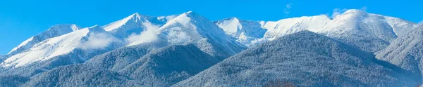 Mountains peaks and blue sky with clouds background — Stock Photo, Image