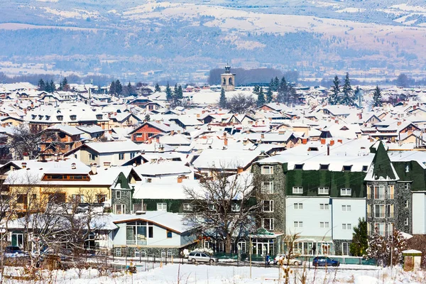 Hus med snö tak panorama i bulgariska skidorten Bansko — Stockfoto