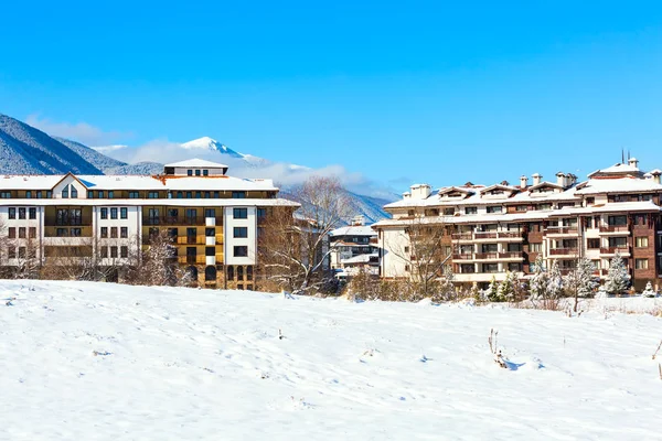 Панорама домов и снежных гор в болгарском горнолыжном курорте Банско — стоковое фото