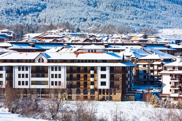 Maisons et montagnes de neige panorama dans la station de ski bulgare Bansko — Photo