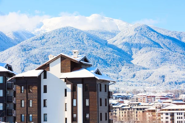 Casas e montanhas de neve panorama na estância de esqui búlgara Bansko — Fotografia de Stock