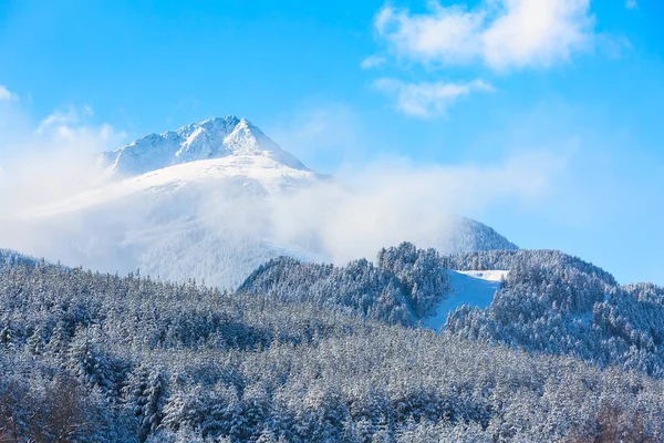 Resa ski bakgrund med backar, snow mountain peak, copyspace — Stockfoto