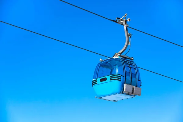 Cabine de teleférico e céu azul — Fotografia de Stock