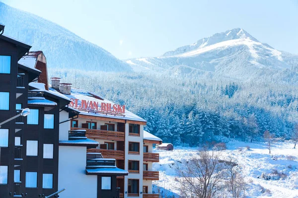 Панорама отеля и снежных гор Св. Ивана Рильского в болгарском горнолыжном курорте Банско — стоковое фото
