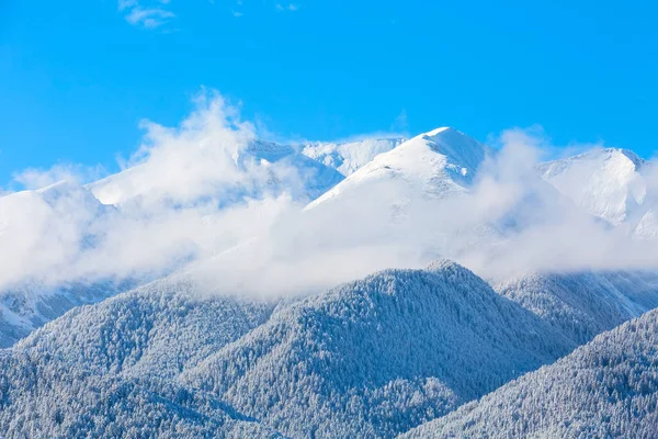 Reise-Skihintergrund mit Hängen, Schnee-Berggipfel, Kopierraum — Stockfoto