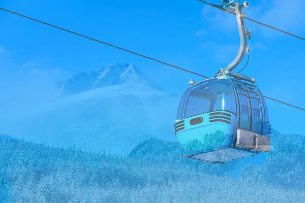 Podróż narciarskich z kolejki linowej kabiny, stoki, śniegiem szczyt tło — Zdjęcie stockowe