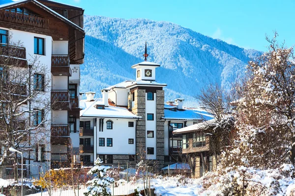 房子和雪山脉全景在保加利亚滑雪胜地班斯克 — 图库照片