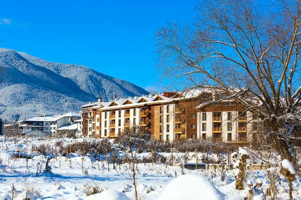 Huizen en sneeuw panorama van de bergen in Bulgaarse skigebied Bansko — Stockfoto