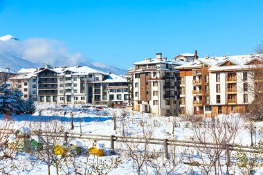Evler ve kar dağlar panorama Bansko Bulgar Kayak merkezinde