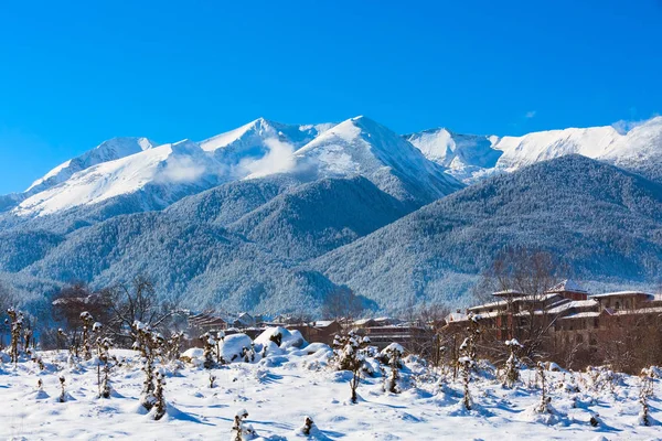 Häuser und schneebedecktes Bergpanorama im bulgarischen Skigebiet Bansko — Stockfoto