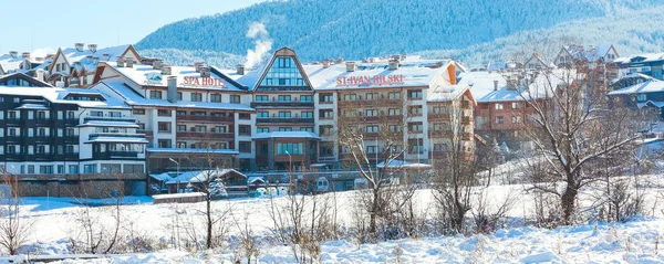 St. Ivan Rilski hotel e montanhas de neve panorama na estância de esqui búlgara Bansko — Fotografia de Stock