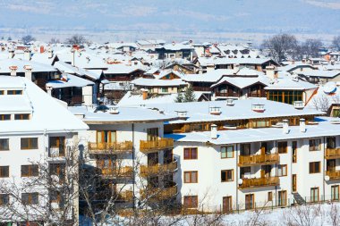 Evler ve kar dağlar panorama Bansko Bulgar Kayak merkezinde
