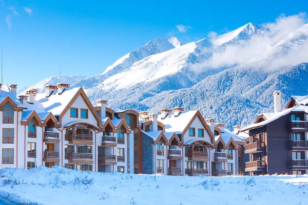 Evler ve kar dağlar panorama Bansko Bulgar Kayak merkezinde