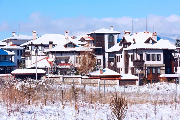 Панорама домов и снежных гор в болгарском горнолыжном курорте Банско — стоковое фото