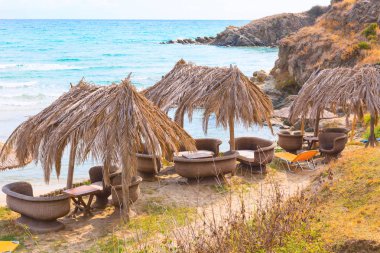 Turkuaz deniz su dalgaları ve şemsiye, Yunanistan ile plaj arka plan