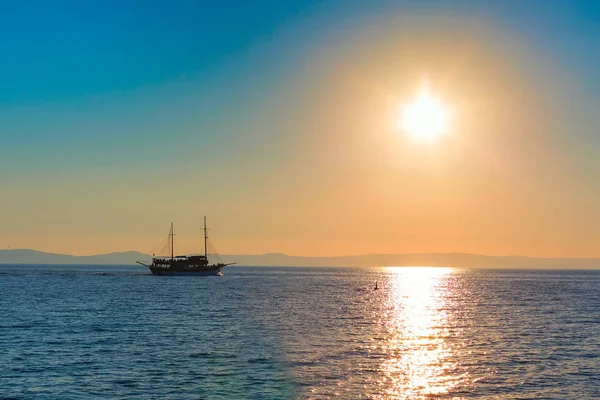 Puesta de sol en el mar con velero —  Fotos de Stock