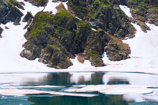 Bloques de hielo flotantes derretidos en el lago —  Fotos de Stock