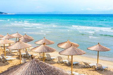 Turkuaz deniz su dalgaları ve şemsiye, Yunanistan ile plaj arka plan