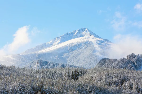 Лыжный фон со склонами, пик снежных гор, копиплейс — стоковое фото