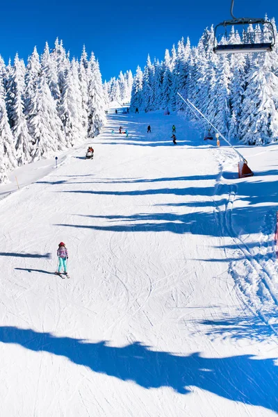 Kopaonik, Sérvia, teleférico, inclinação, pessoas a esquiar de estância de esqui — Fotografia de Stock