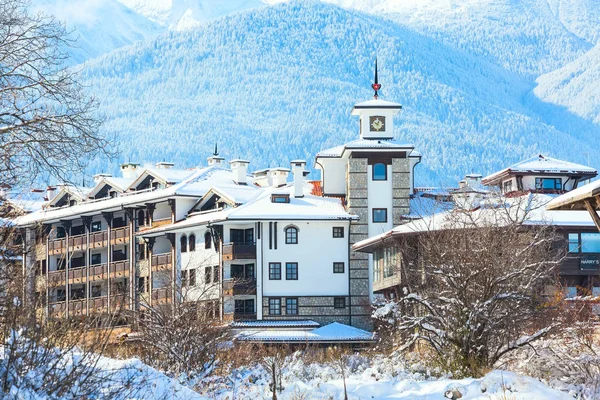 Häuser und schneebedecktes Bergpanorama im bulgarischen Skigebiet Bansko — Stockfoto