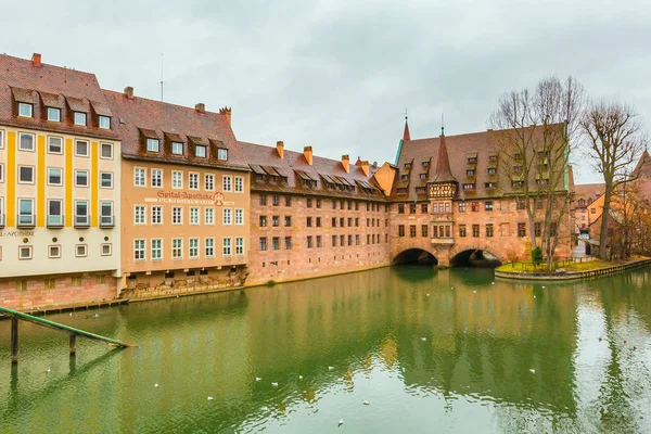 Edificios antiguos y puente de arco reflejado en el agua. Nuremberg, Baviera — Foto de Stock