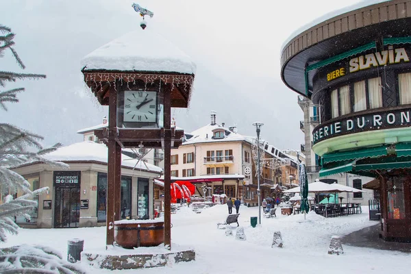 Chamonix meydanda at saat