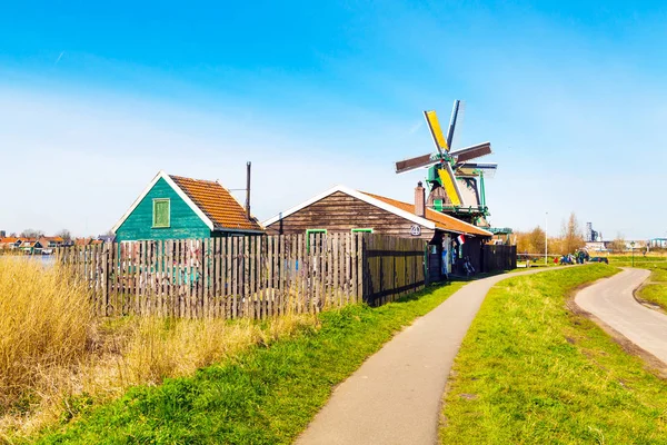 Panorama com moinhos de vento em Zaanse Schans, aldeia tradicional, Holanda, Holanda do Norte — Fotografia de Stock