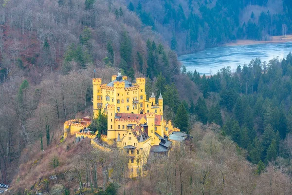 Castello di Hohenschwangau Schloss vista aerea con lago e alpi bavaresi — Foto Stock