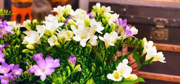 Buquê de flores de rosa e branco alstroemeria com fundo vintage — Fotografia de Stock