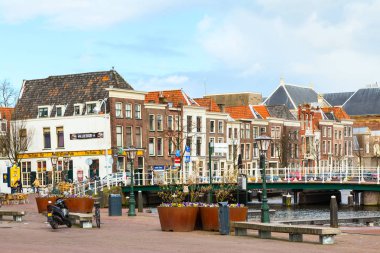 Geleneksel evleri Meydanı Leiden, Hollanda