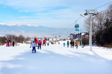 Ski resort Bansko, Bulgaristan, insanlar, dağlar görüş