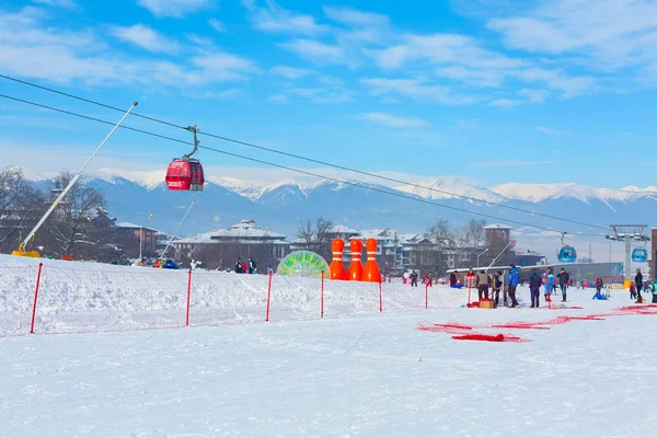 Sí resort Bansko, Bulgária, emberek, hegyek Nézd — Stock Fotó