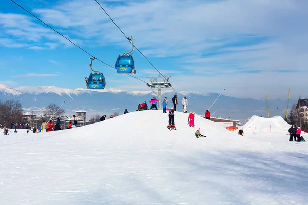 Ski resort Bansko, Bulgaristan, insanlar, dağlar görüş