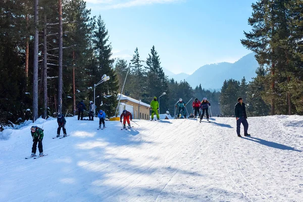 Ski resort Bansko, Bulgaristan, insanlar, dağlar görüş