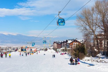 Ski resort Bansko, Bulgaristan, insanlar, dağlar görüş