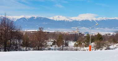 Ski resort Bansko, Bulgaristan, insanlar, dağlar görüş