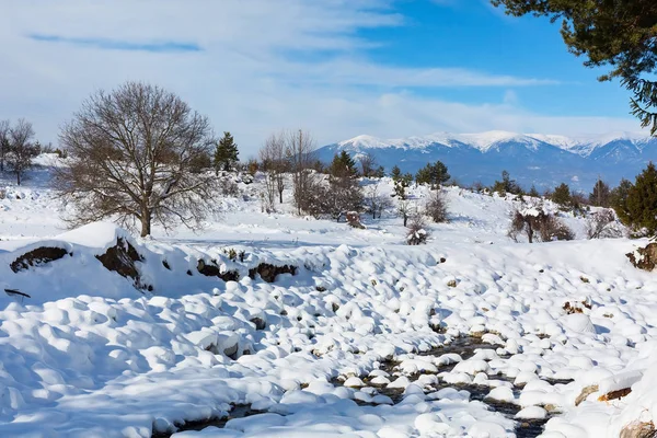 Winterlandschaft mit Berggipfeln und Schneetal — Stockfoto