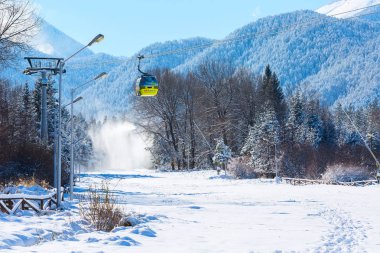 Bansko teleferik kabin ve kar tepeleri, Bulgaristan