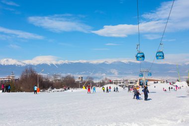 Ski resort Bansko, Bulgaristan, insanlar, dağlar görüş