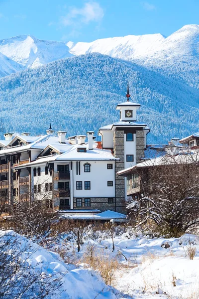 Hus och snö berg panorama i bulgariska skidorten Bansko — Stockfoto
