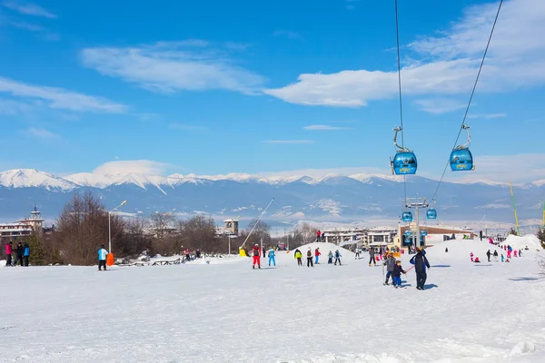 Ski resort Bansko, Bulgaristan, insanlar, dağlar görüş