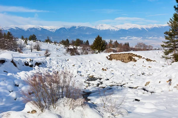 Winterlandschaft mit Berggipfeln und Schneetal — Stockfoto