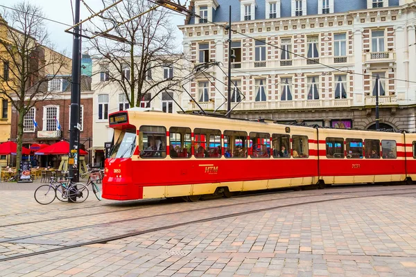 Tramwaj i holenderski tradycyjnych domów na tle w Hadze — Zdjęcie stockowe