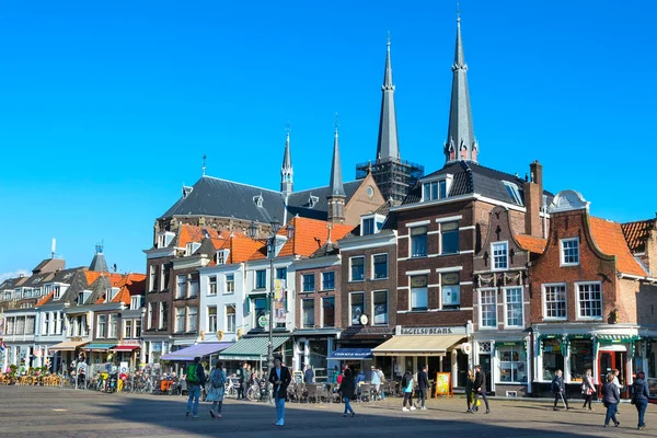 Vista de rua colorida com casas e pessoas em Delft, Holanda — Fotografia de Stock