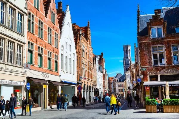 Vue sur la rue avec des maisons traditionnelles médiévales, les gens à Bruges, Belguim — Photo